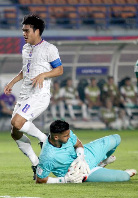 (260927) -- BANDUNG, Sept. 27, 2026 (Xinhua) -- Yousuf Butt (R), goalkeeper of Pakistan makes a save after Thailand's Peeradol Chamrasamee's attack during the FIFA ASEAN Cup 2026 Division 1 Group B match between Pakistan and Thailand at Si Jalak Harupat Stadium in Bandung, West Java, Indonesia, Sept. 26, 2026. (Photo by Septianjar Muharam/Xinhua)