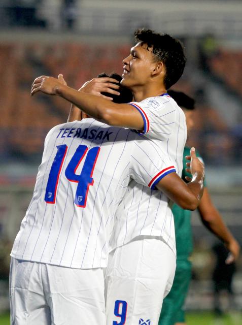 (260927) -- BANDUNG, Sept. 27, 2026 (Xinhua) -- Teerasak Poeiphimai (L) and Supachai Chaided of Thailand celebrate after scoring during the FIFA ASEAN Cup 2026 Division 1 Group B match between Pakistan and Thailand at Si Jalak Harupat Stadium in Bandung, West Java, Indonesia, Sept. 26, 2026. (Photo by Septianjar Muharam/Xinhua)
