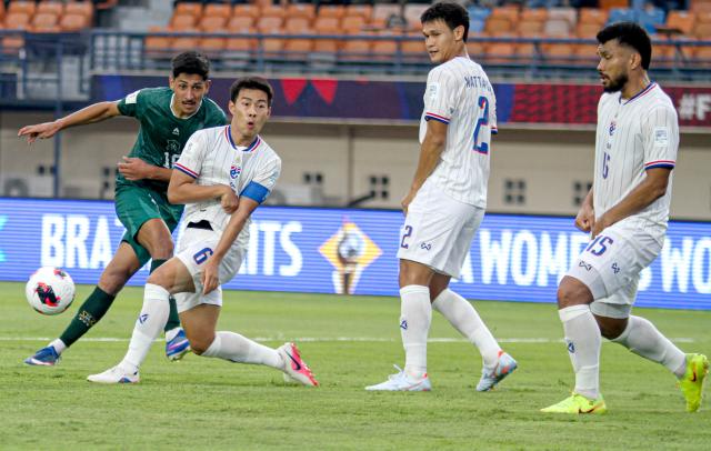 (260927) -- BANDUNG, Sept. 27, 2026 (Xinhua) -- Syed Raza (1st L) of Pakistan shoots during the FIFA ASEAN Cup 2026 Division 1 Group B match between Pakistan and Thailand at Si Jalak Harupat Stadium in Bandung, West Java, Indonesia, Sept. 26, 2026. (Photo by Septianjar Muharam/Xinhua)