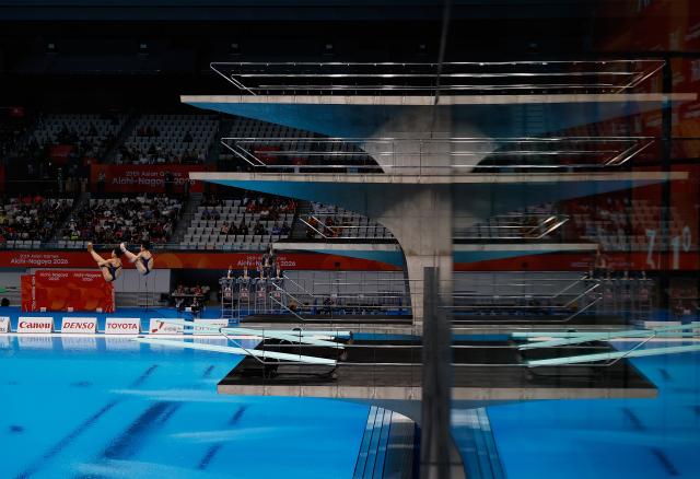 (260927) -- TOKYO, Sept. 27, 2026 (Xinhua) -- Chen Yiwen/Chen Jia (L) of China compete during the women's synchronised 3m springboard final of diving at the 20th Asian Games Aichi-Nagoya 2026 in Tokyo, Japan, Sept. 27, 2026. (Xinhua/Wu Zhizun)