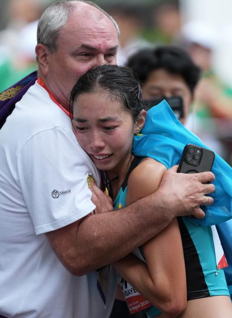 (260927) -- NAGOYA, Sept. 27, 2026 (Xinhua) -- Yasmina Toxanbayeva (R) of Kazakhstan cries after the women's marathon race walk final of Athletics at the 20th Asian Games Aichi-Nagoya 2026 in Nagoya, Japan, Sept. 27, 2026. (Xinhua/Luo Yuan)