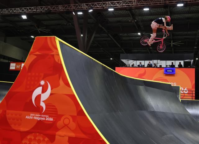 (260927) -- NAGOYA, Sept. 27, 2026 (Xinhua) -- Shirai Rena of Japan competes during the women's park final of cycling BMX freestyle at the 20th Asian Games Aichi-Nagoya 2026 in Nagoya, Japan, Sept. 27, 2026. (Xinhua/Deng Hua)