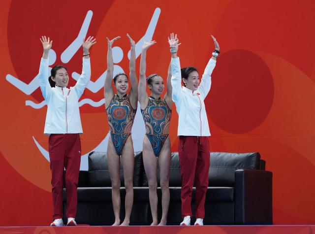 (260927) -- HAMAMATSU, Sept. 27, 2026 (Xinhua) -- Lin Yanjun/Xu Huiyan and coaches of China greet the spectators during the duet free routine of artistic swimming at the 20th Asian Games Aichi-Nagoya 2026 in Hamamatsu of Shizuoka Prefecture, Japan, Sept. 27, 2026. (Xinhua/Cen Yunpeng)