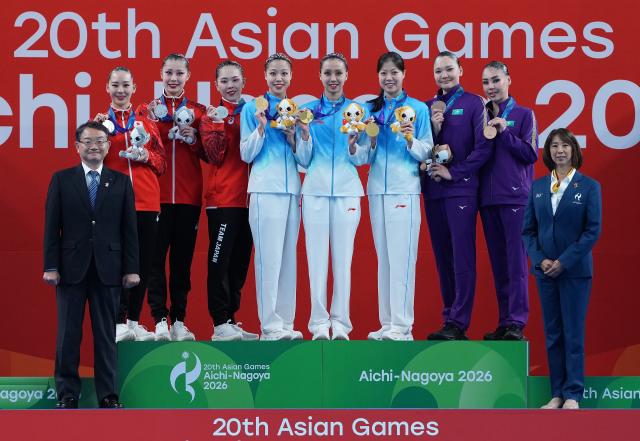 (260927) -- HAMAMATSU, Sept. 27, 2026 (Xinhua) -- Gold medalists Lin Yanjun (4th L, top), Xu Huiyan (4th R, top), Lin Yanhan (3rd R, top) of China, silver medalists Higa Moe (2nd L, top), Sato Tomoka (3rd L, top), Shimada Ayano (1st L, top) of Japan, bronze medalists Nargiza Bolatova (1st R, top), Yasmin Tuyakova (2nd R, top) of Kazakhstan pose for photos during the victory ceremony for the duet of artistic swimming at the 20th Asian Games Aichi-Nagoya 2026 in Hamamatsu of Shizuoka Prefecture, Japan, Sept. 27, 2026. (Xinhua/Cen Yunpeng)