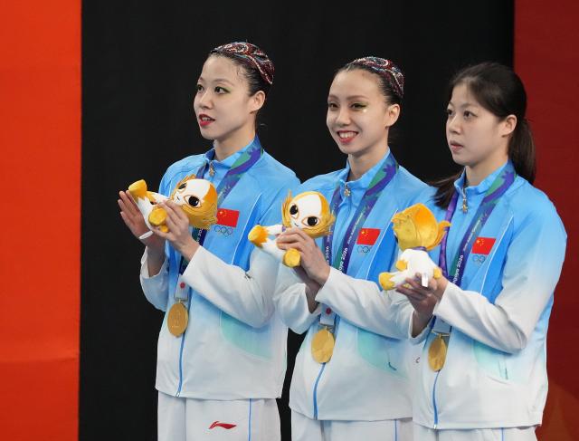 (260927) -- HAMAMATSU, Sept. 27, 2026 (Xinhua) -- Gold medalists Lin Yanjun, Xu Huiyan, Lin Yanhan (from L to R) of China react during the victory ceremony for the duet of artistic swimming at the 20th Asian Games Aichi-Nagoya 2026 in Hamamatsu of Shizuoka Prefecture, Japan, Sept. 27, 2026. (Xinhua/Zhou Mi)