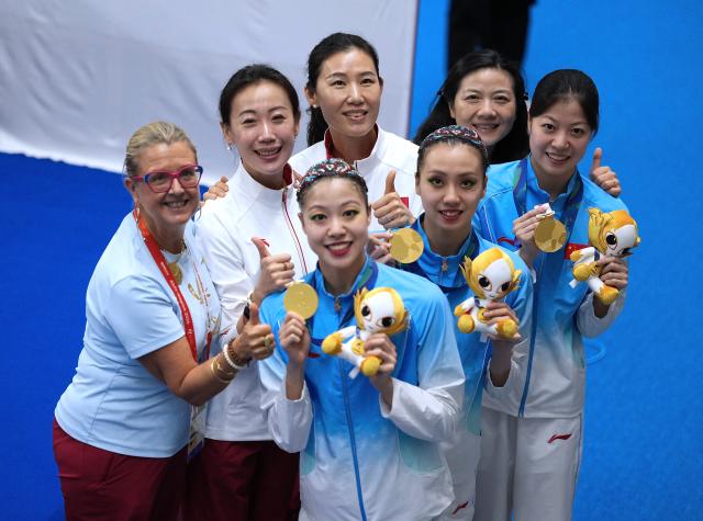 (260927) -- HAMAMATSU, Sept. 27, 2026 (Xinhua) -- Gold medalists Lin Yanjun (front L), Xu Huiyan (front C), Lin Yanhan (front R) of China pose for photos with coaches after the victory ceremony for the duet of artistic swimming at the 20th Asian Games Aichi-Nagoya 2026 in Hamamatsu of Shizuoka Prefecture, Japan, Sept. 27, 2026. (Xinhua/Zhou Mi)