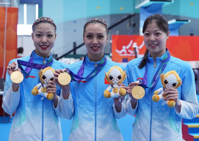(260927) -- HAMAMATSU, Sept. 27, 2026 (Xinhua) -- Gold medalists Lin Yanjun, Xu Huiyan, Lin Yanhan (from L to R) of China pose for photos after the victory ceremony for the duet of artistic swimming at the 20th Asian Games Aichi-Nagoya 2026 in Hamamatsu of Shizuoka Prefecture, Japan, Sept. 27, 2026. (Xinhua/Cen Yunpeng)