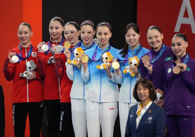 (260927) -- HAMAMATSU, Sept. 27, 2026 (Xinhua) -- Gold medalists Lin Yanjun (4th L, top), Xu Huiyan (4th R, top), Lin Yanhan (3rd R, top) of China, silver medalists Higa Moe (2nd L, top), Sato Tomoka (3rd L, top), Shimada Ayano (1st L, top) of Japan, bronze medalists Nargiza Bolatova (1st R, top), Yasmin Tuyakova (2nd R, top) of Kazakhstan pose for photos during the victory ceremony for the duet of artistic swimming at the 20th Asian Games Aichi-Nagoya 2026 in Hamamatsu of Shizuoka Prefecture, Japan, Sept. 27, 2026. (Xinhua/Zhou Mi)