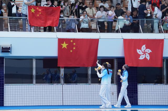 (260927) -- HAMAMATSU, Sept. 27, 2026 (Xinhua) -- Gold medalists Lin Yanjun, Xu Huiyan, Lin Yanhan of China greet the spectators after the victory ceremony for the duet of artistic swimming at the 20th Asian Games Aichi-Nagoya 2026 in Hamamatsu of Shizuoka Prefecture, Japan, Sept. 27, 2026. (Xinhua/Cen Yunpeng)