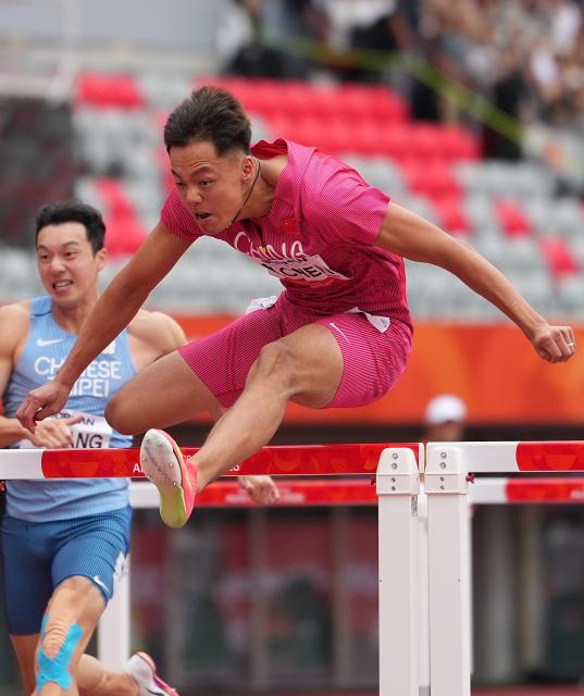 (260927) -- NAGOYA, Sept. 27, 2026 (Xinhua) -- Chen Xinghua (R) of China competes during the men's decathlon 110m hurdles of athletics at the 20th Asian Games Aichi-Nagoya 2026 in Nagoya, Japan, Sept. 27, 2026. (Xinhua/Lui Siu Wai)