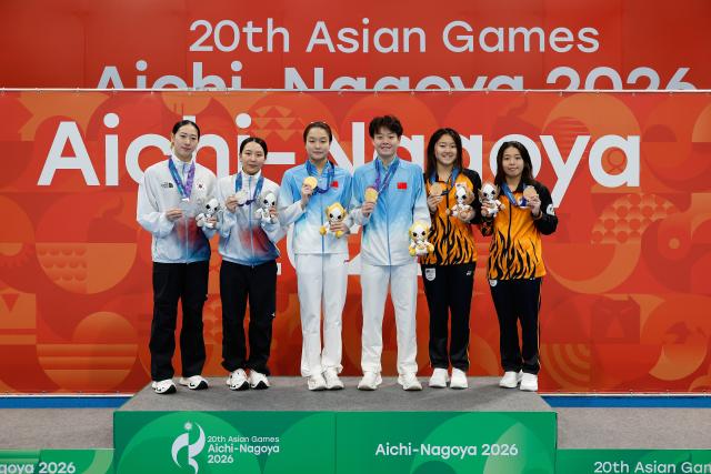 (260927) -- TOKYO, Sept. 27, 2026 (Xinhua) -- Gold medalists Chen Yiwen (3rd R)/Chen Jia (3rd L) of China, silver medalists Kim Suji (2nd L)/Kim Nahyun (1st L) of South Korea, bronze medalists Ong Ker Ying (1st R)/Lee Yiat Qing of Malaysia pose for photos during the victory ceremony for the women's synchronised 3m springboard of diving at the 20th Asian Games Aichi-Nagoya 2026 in Tokyo, Japan, Sept. 27, 2026. (Xinhua/Wu Zhizun)