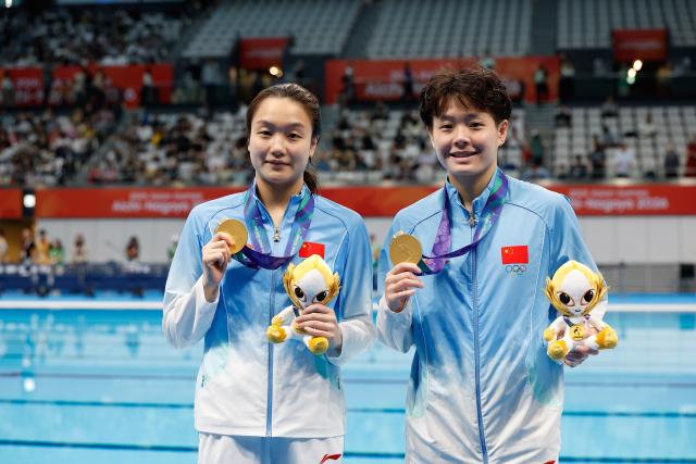 (260927) -- TOKYO, Sept. 27, 2026 (Xinhua) -- Gold medalists Chen Yiwen (R)/Chen Jia of China pose for photos after the victory ceremony for the women's synchronised 3m springboard of diving at the 20th Asian Games Aichi-Nagoya 2026 in Tokyo, Japan, Sept. 27, 2026. (Xinhua/Wu Zhizun)