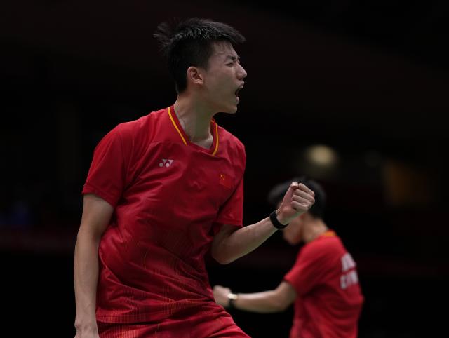 (260927) -- ICHINOMIYA, Sept. 27, 2026 (Xinhua) -- Feng Yanzhe (front)/Huang Dongping of China celebrate scoring during the mixed doubles quarterfinal badminton match against Dhruv Kapila/Tanisha Crasto of India at the 20th Asian Games Aichi-Nagoya 2026 in Ichinomiya of Aichi Prefecture, Japan, Sept. 27, 2026. (Xinhua/Li Bo)