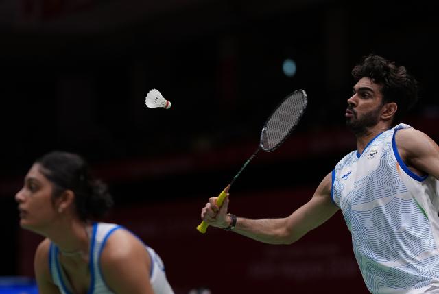 (260927) -- ICHINOMIYA, Sept. 27, 2026 (Xinhua) -- Dhruv Kapila (R)/Tanisha Crasto of India compete during the mixed doubles quarterfinal badminton match against Feng Yanzhe/Huang Dongping of China at the 20th Asian Games Aichi-Nagoya 2026 in Ichinomiya of Aichi Prefecture, Japan, Sept. 27, 2026. (Xinhua/Li Bo)