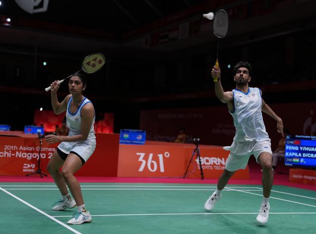 (260927) -- ICHINOMIYA, Sept. 27, 2026 (Xinhua) -- Dhruv Kapila (R)/Tanisha Crasto of India compete during the mixed doubles quarterfinal badminton match against Feng Yanzhe/Huang Dongping of China at the 20th Asian Games Aichi-Nagoya 2026 in Ichinomiya of Aichi Prefecture, Japan, Sept. 27, 2026. (Xinhua/Li Bo)