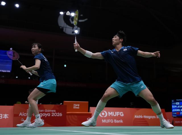 (260927) -- ICHINOMIYA, Sept. 27, 2026 (Xinhua) -- Kim Jaehyun (R)/Jang Hajeong of South Korea compete during the mixed doubles quarterfinals of badminton against Jiang Zhenbang/Wei Yaxin of China at the 20th Asian Games Aichi-Nagoya 2026 in Ichinomiya of Aichi Prefecture, Japan, Sept. 27, 2026. (Xinhua/Li Bo)