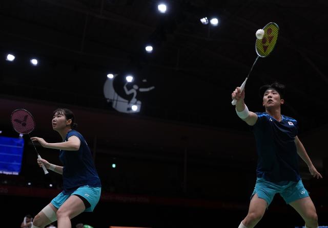 (260927) -- ICHINOMIYA, Sept. 27, 2026 (Xinhua) -- Kim Jaehyun (R)/Jang Hajeong of South Korea compete during the mixed doubles quarterfinals of badminton against Jiang Zhenbang/Wei Yaxin of China at the 20th Asian Games Aichi-Nagoya 2026 in Ichinomiya of Aichi Prefecture, Japan, Sept. 27, 2026. (Xinhua/Li Bo)