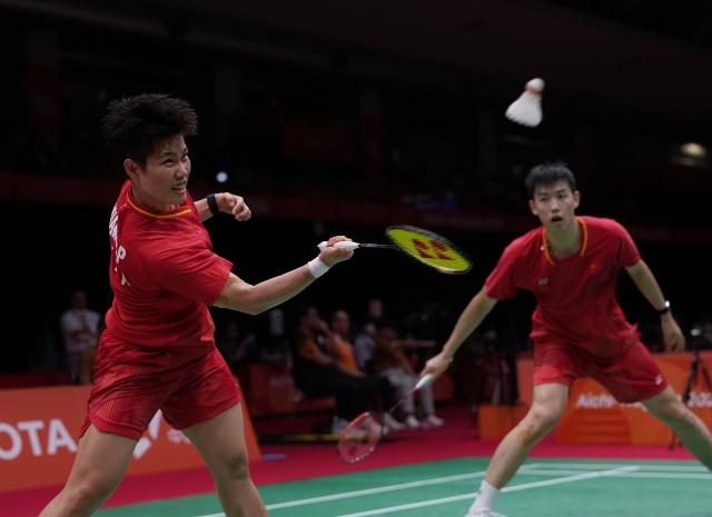(260927) -- ICHINOMIYA, Sept. 27, 2026 (Xinhua) -- Feng Yanzhe/Huang Dongping (L) of China compete during the mixed doubles quarterfinal badminton match against Dhruv Kapila/Tanisha Crasto of India at the 20th Asian Games Aichi-Nagoya 2026 in Ichinomiya of Aichi Prefecture, Japan, Sept. 27, 2026. (Xinhua/Li Bo)