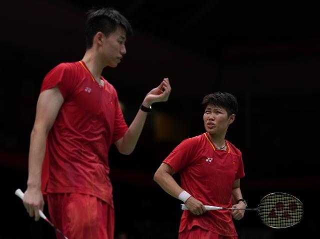 (260927) -- ICHINOMIYA, Sept. 27, 2026 (Xinhua) -- Feng Yanzhe (L)/Huang Dongping of China react during the mixed doubles quarterfinal badminton match against Dhruv Kapila/Tanisha Crasto of India at the 20th Asian Games Aichi-Nagoya 2026 in Ichinomiya of Aichi Prefecture, Japan, Sept. 27, 2026. (Xinhua/Li Bo)