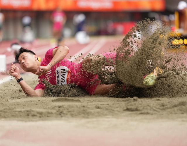 (260927) -- NAGOYA, Sept. 27, 2026 (Xinhua) -- Yuan Chenlong of China competes during the men's long jump qualification of athletics at the 20th Asian Games Aichi-Nagoya 2026 in Nagoya, Japan, Sept. 27, 2026. (Xinhua/Lui Siu Wai)