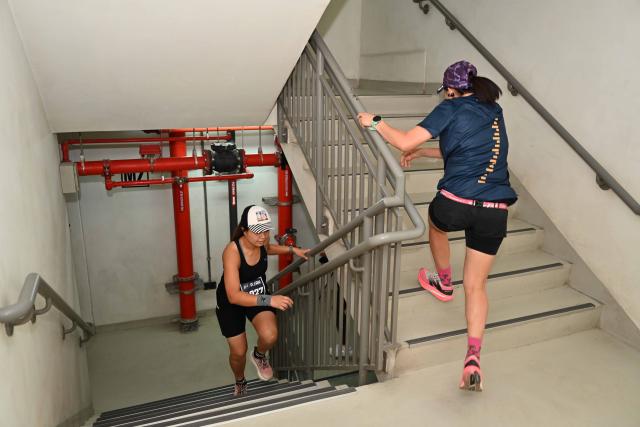 (260927) -- KUWAIT CITY, Sept. 27, 2026 (Xinhua) -- Participants take part in the Peak Race 2026 at Al Hamra Tower in Kuwait City, Kuwait, Sept. 26, 2026. More than 900 people participated in the Peak Race 2026 at Al Hamra Tower in Kuwait City on Saturday, according to the organizer. Participants climbed 60 floors of the landmark tower in the vertical race, which featured men's and women's individual events, men's and women's relay events, as well as a junior category. (Photo by Asad/Xinhua)