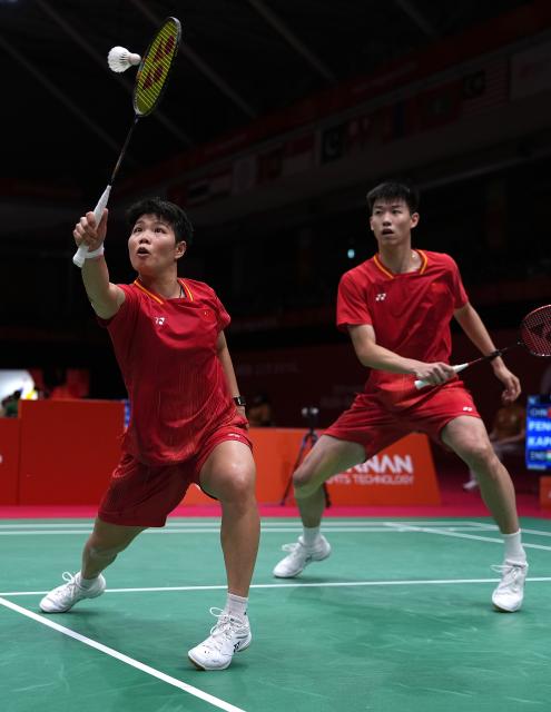 (260927) -- ICHINOMIYA, Sept. 27, 2026 (Xinhua) -- Feng Yanzhe/Huang Dongping (front) of China compete during the mixed doubles quarterfinal badminton match against Dhruv Kapila/Tanisha Crasto of India at the 20th Asian Games Aichi-Nagoya 2026 in Ichinomiya of Aichi Prefecture, Japan, Sept. 27, 2026. (Xinhua/Li Bo)