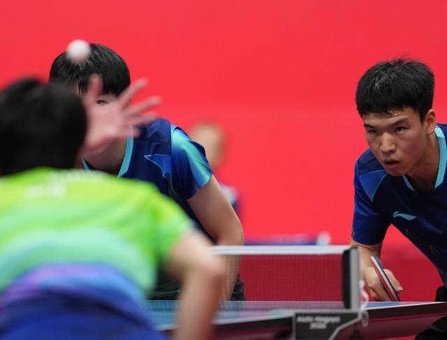 (260927) -- TOYOTA, Sept. 27, 2026 (Xinhua) -- Xiang Peng (R)/Wen Ruibo of China react during the men's doubles semifinal table tennis match between Xiang Peng/Wen Ruibo of China and Harimoto Tomokazu/Shinozuka Hiroto of Japan at the 20th Asian Games Aichi-Nagoya 2026 in Toyota of Aichi Prefecture, Japan, Sept. 27, 2026. (Xinhua/Cheong Kam Ka)