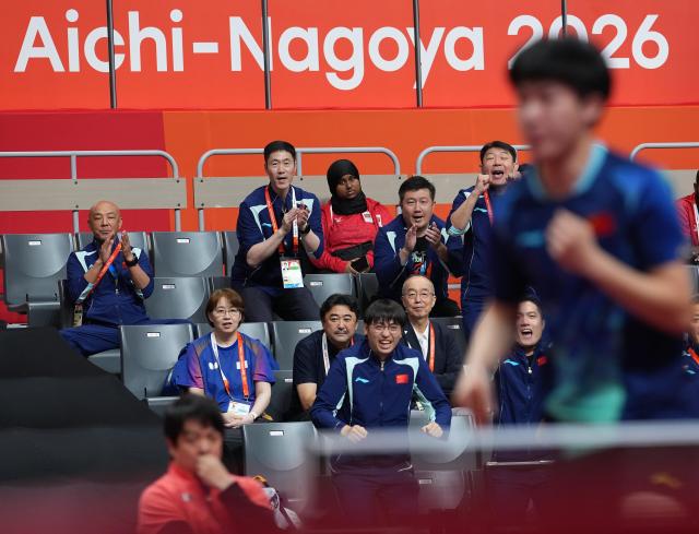 (260927) -- TOYOTA, Sept. 27, 2026 (Xinhua) -- Wang Liqin (top L), president of the Chinese Table Tennis Association (CTTA), applauds during the men's doubles semifinal table tennis match between Xiang Peng/Wen Ruibo of China and Harimoto Tomokazu/Shinozuka Hiroto of Japan at the 20th Asian Games Aichi-Nagoya 2026 in Toyota of Aichi Prefecture, Japan, Sept. 27, 2026. (Xinhua/Cheong Kam Ka)