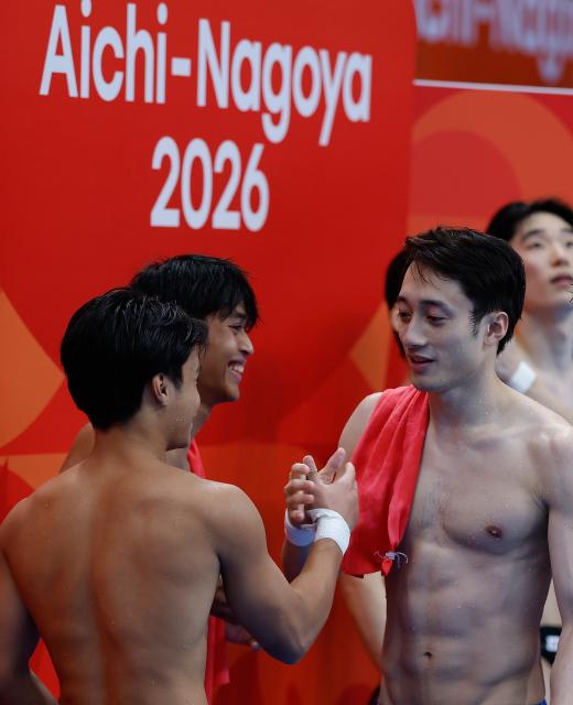 (260927) -- TOKYO, Sept. 27, 2026 (Xinhua) -- Lian Junjie (front R) of China greets divers of Malaysia after the men's synchronised 10m platform final of diving at the 20th Asian Games Aichi-Nagoya 2026 in Tokyo, Japan, Sept. 27, 2026. (Xinhua/Wu Zhizun)