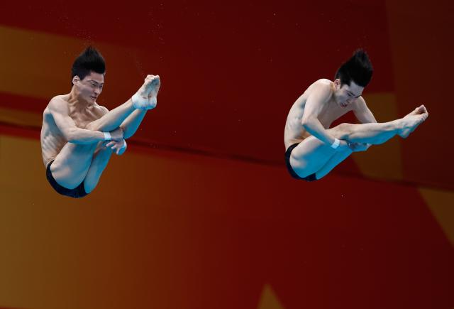 (260927) -- TOKYO, Sept. 27, 2026 (Xinhua) -- Shin Jungwhi (R)/Kim Yeongtaek of South Korea compete during the men's synchronised 10m platform final of diving at the 20th Asian Games Aichi-Nagoya 2026 in Tokyo, Japan, Sept. 27, 2026. (Xinhua/Wu Zhizun)