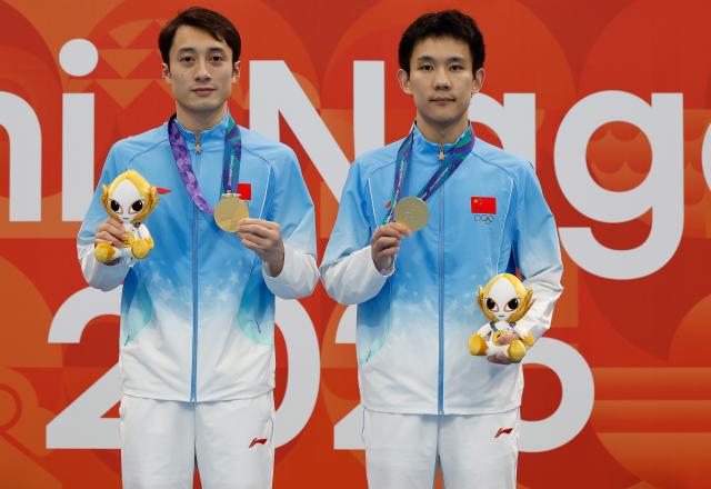 (260927) -- TOKYO, Sept. 27, 2026 (Xinhua) -- Gold medalists Yang Hao (R)/Lian Junjie of China pose for photos during the victory ceremony for the men's synchronised 10m platform of diving at the 20th Asian Games Aichi-Nagoya 2026 in Tokyo, Japan, Sept. 27, 2026. (Xinhua/Wu Zhizun)