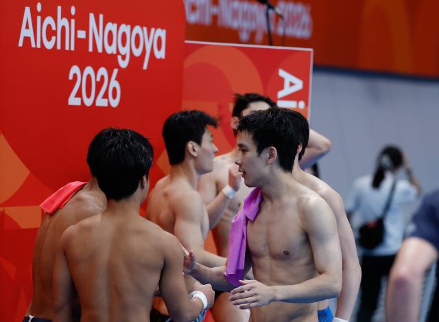 (260927) -- TOKYO, Sept. 27, 2026 (Xinhua) -- Yang Hao (front R) of China greets divers of Malaysia after the men's synchronised 10m platform final of diving at the 20th Asian Games Aichi-Nagoya 2026 in Tokyo, Japan, Sept. 27, 2026. (Xinhua/Wu Zhizun)