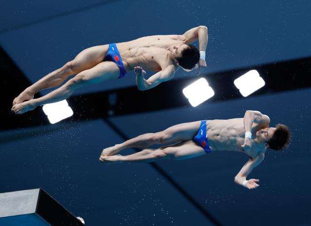 (260927) -- TOKYO, Sept. 27, 2026 (Xinhua) -- Yang Hao (top)/Lian Junjie of China compete during the men's synchronised 10m platform final of diving at the 20th Asian Games Aichi-Nagoya 2026 in Tokyo, Japan, Sept. 27, 2026. (Xinhua/Wu Zhizun)