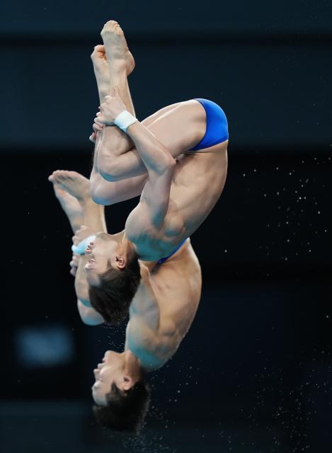 (260927) -- TOKYO, Sept. 27, 2026 (Xinhua) -- Yang Hao/Lian Junjie (top) compete during the men's synchronised 10m platform final of diving at the 20th Asian Games Aichi-Nagoya 2026 in Tokyo, Japan, Sept. 27, 2026. (Xinhua/Chen Zeguo)