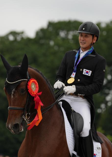 (260927) -- TOKYO, Sept. 27, 2026 (Xinhua) -- Gold medalist Nam Dongheon of South Korea greets the spectators after the victory ceremony for the dressage individual of equestrian at the 20th Asian Games Aichi-Nagoya 2026 in Tokyo, Japan, Sept. 27, 2026. (Photo by Wang Shen/Xinhua)