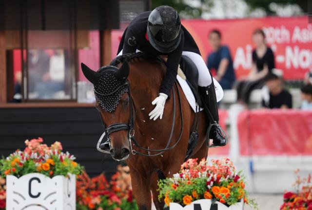 (260927) -- TOKYO, Sept. 27, 2026 (Xinhua) -- Yu Jiayi of China interacts with her horse "Jackpoint" during the dressage individual final of equestrian at the 20th Asian Games Aichi-Nagoya 2026 in Tokyo, Japan, Sept. 27, 2026. (Photo by Wang Shen/Xinhua)