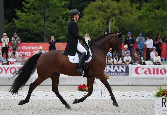 (260927) -- TOKYO, Sept. 27, 2026 (Xinhua) -- Nam Dongheon of South Korea competes during the dressage individual final of equestrian at the 20th Asian Games Aichi-Nagoya 2026 in Tokyo, Japan, Sept. 27, 2026. (Photo by Wang Shen/Xinhua)