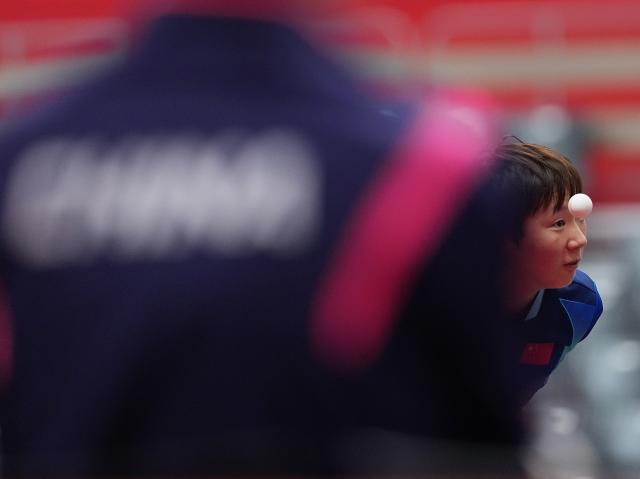 (260927) -- TOYOTA, Sept. 27, 2026 (Xinhua) -- Wang Manyu of China serves during the women's singles semifinal table tennis match between Wang Manyu of China and Harimoto Miwa of Japan at the 20th Asian Games Aichi-Nagoya 2026 in Toyota of Aichi Prefecture, Japan, Sept. 27, 2026. (Xinhua/Cheong Kam Ka)