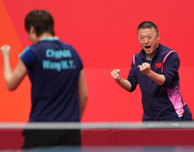 (260927) -- TOYOTA, Sept. 27, 2026 (Xinhua) -- Ma Lin (R), coach of China, reacts during the women's singles semifinal table tennis match between Wang Manyu of China and Harimoto Miwa of Japan at the 20th Asian Games Aichi-Nagoya 2026 in Toyota of Aichi Prefecture, Japan, Sept. 27, 2026. (Xinhua/Wang Fei)