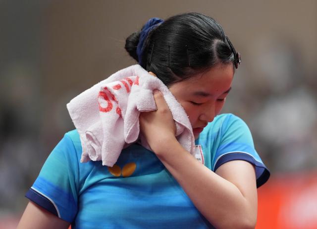 (260927) -- TOYOTA, Sept. 27, 2026 (Xinhua) -- Harimoto Miwa of Japan wipes her face during the women's singles semifinal table tennis match between Wang Manyu of China and Harimoto Miwa of Japan at the 20th Asian Games Aichi-Nagoya 2026 in Toyota of Aichi Prefecture, Japan, Sept. 27, 2026. (Xinhua/Cheong Kam Ka)