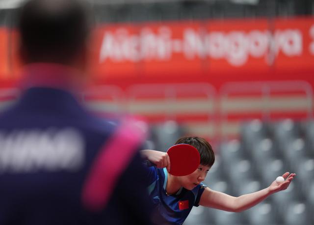 (260927) -- TOYOTA, Sept. 27, 2026 (Xinhua) -- Wang Manyu of China serves during the women's singles semifinal table tennis match between Wang Manyu of China and Harimoto Miwa of Japan at the 20th Asian Games Aichi-Nagoya 2026 in Toyota of Aichi Prefecture, Japan, Sept. 27, 2026. (Xinhua/Cheong Kam Ka)