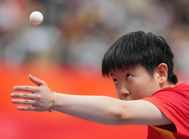 (260927) -- TOYOTA, Sept. 27, 2026 (Xinhua) -- Sun Yingsha serves during the women's singles semifinal table tennis match between Sun Yingsha of China and Hayata Hina of Japan at the 20th Asian Games Aichi-Nagoya 2026 in Toyota of Aichi Prefecture, Japan, Sept. 27, 2026. (Xinhua/Cheong Kam Ka)