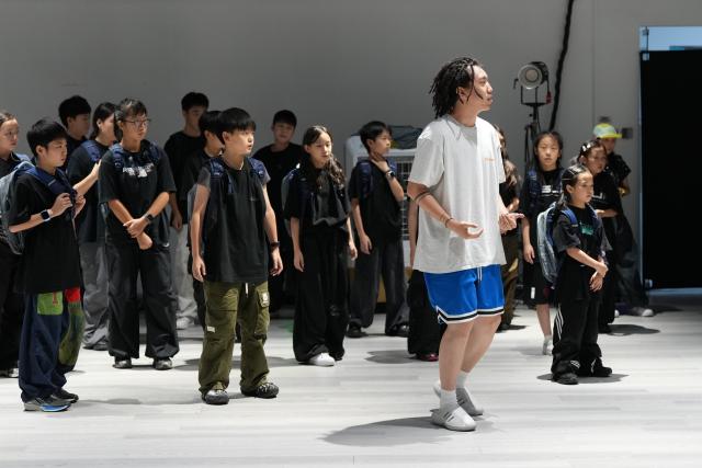(260927) -- CHENGDU, Sept. 27, 2026 (Xinhua) -- Fang Zhenghua (front) leads dancers during a rehearsal at Dancehome studio in Chengdu, southwest China's Sichuan Province, Aug. 1, 2026.
  Fang Zhenghua, a post-90s choreographer, has participated in the production of a series of eye-catching dancing performances, including a show featuring dancers and humanoid robots at the opening ceremony of the 48th WorldSkills Competition. For Fang, street dance has never been merely a passing trend.
   Fang's love for street dance began at the age of 13, when he first learned popular dance moves from television. That early fascination soon grew into a lifelong pursuit, driving him to explore new possibilities on stage. A big fan of Chinese martial arts novels since childhood, Fang has integrated Sichuan Opera face-changing techniques, traditional Kung Fu movements and other distinct Chinese cultural elements into his choreography.
   In March 2025, Fang and Homies, a street dance team of his studio Dancehome, won third place at the VIBE Dance Competition with their work "Sword and Qi in Sichuan." This was the first time a Chinese team had claimed an award in the competition's 30-year history. His team has also collaborated with domestic humanoid robot developers, staging performances that showcase China's technological advances. 
   Nearly 20 years of dedication has brought Fang to stages around the world. "When we compete abroad, our goal is not just to show the world how Chinese dancers move," he said. "We want them to see a rich, diverse China through every step we take." (Xinhua/Xu Bingjie)