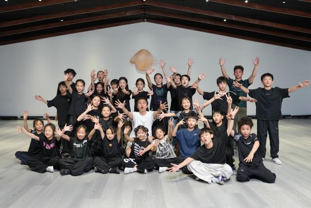 (260927) -- CHENGDU, Sept. 27, 2026 (Xinhua) -- Fang Zhenghua (C) poses for a group photo with Homies dancers at Dancehome studio in Chengdu, southwest China's Sichuan Province, Aug. 6, 2026.
  Fang Zhenghua, a post-90s choreographer, has participated in the production of a series of eye-catching dancing performances, including a show featuring dancers and humanoid robots at the opening ceremony of the 48th WorldSkills Competition. For Fang, street dance has never been merely a passing trend.
   Fang's love for street dance began at the age of 13, when he first learned popular dance moves from television. That early fascination soon grew into a lifelong pursuit, driving him to explore new possibilities on stage. A big fan of Chinese martial arts novels since childhood, Fang has integrated Sichuan Opera face-changing techniques, traditional Kung Fu movements and other distinct Chinese cultural elements into his choreography.
   In March 2025, Fang and Homies, a street dance team of his studio Dancehome, won third place at the VIBE Dance Competition with their work "Sword and Qi in Sichuan." This was the first time a Chinese team had claimed an award in the competition's 30-year history. His team has also collaborated with domestic humanoid robot developers, staging performances that showcase China's technological advances. 
   Nearly 20 years of dedication has brought Fang to stages around the world. "When we compete abroad, our goal is not just to show the world how Chinese dancers move," he said. "We want them to see a rich, diverse China through every step we take." (Xinhua/Xu Bingjie)