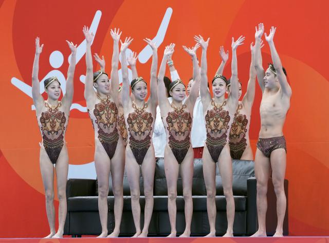 (260927) -- SHIZUOKA, Sept. 27, 2026 (Xinhua) -- Team China greet spectators after the mixed team technical routine of artistic swimming at the 20th Asian Games Aichi-Nagoya 2026 in Shizuoka, Japan, Sept. 27, 2026. (Xinhua/Cen Yunpeng)