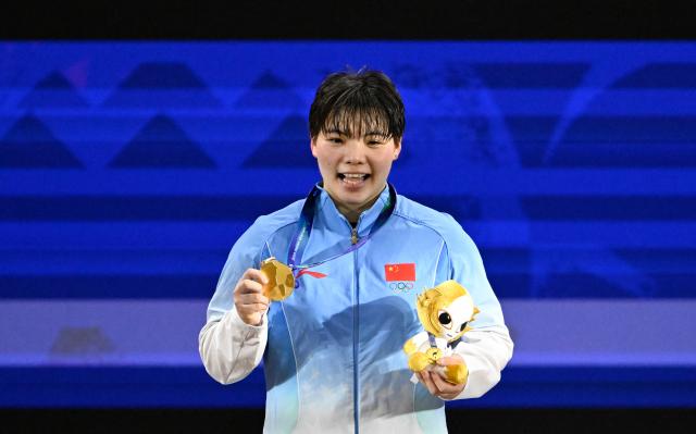 (260927) -- NAGOYA, Sept. 27, 2026 (Xinhua) -- Gold medalist He Renxiu of China poses during the awarding ceremony after the women's 77kg final of weightlifting at the 20th Asian Games Aichi-Nagoya 2026 in Nagoya, Japan, Sept. 27, 2026. (Xinhua/Yu Yang)