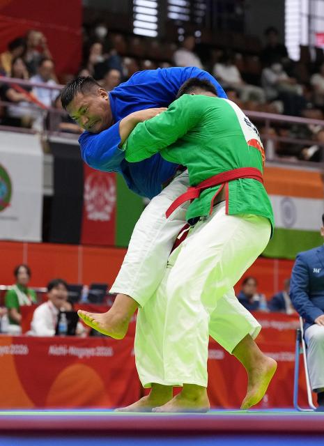 (260927) -- NAGOYA, Sept. 27, 2026 (Xinhua) -- Shokhrukhkhon Bakhtiyorov (L) of Uzbekistan competes against Shakarmamad Mirmamadov of Tajikistan during the men's +90kg final of Kurash at the 20th Asian Games Aichi-Nagoya 2026 in Nagoya, Japan, Sept. 27, 2026. (Xinhua/Hou Zhaokang)