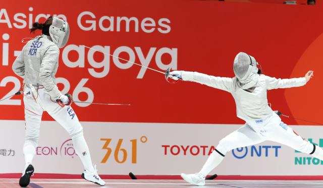 (260927) -- TOKONAME, Sept. 27, 2026 (Xinhua) -- Zhang Xinyi (R) of China competes against Seo Jiyeon of South Korea during the women's sabre team semifinal match of fencing between China and South Korea at the 20th Asian Games Aichi-Nagoya 2026 in Tokoname of Aichi Prefecture, Japan, Sept. 27, 2026. (Xinhua/Yao Qilin)