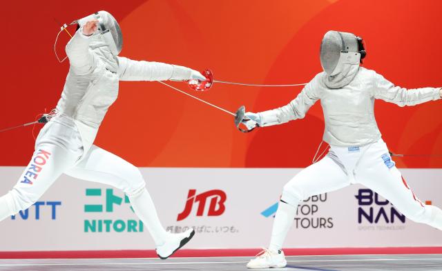 (260927) -- TOKONAME, Sept. 27, 2026 (Xinhua) -- Pan Qimiao (R) of China competes against Jeon Hayoung of South Korea during the women's sabre team semifinal match of fencing between China and South Korea at the 20th Asian Games Aichi-Nagoya 2026 in Tokoname of Aichi Prefecture, Japan, Sept. 27, 2026. (Xinhua/Yao Qilin)