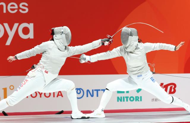 (260927) -- TOKONAME, Sept. 27, 2026 (Xinhua) -- Rao Xueyi (R) of China competes against Choi Sebin of South Korea during the women's sabre team semifinal match of fencing between China and South Korea at the 20th Asian Games Aichi-Nagoya 2026 in Tokoname of Aichi Prefecture, Japan, Sept. 27, 2026. (Xinhua/Yao Qilin)